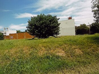 En venta terreno en esquina zona acceso Norte , cercano a Blas Parera