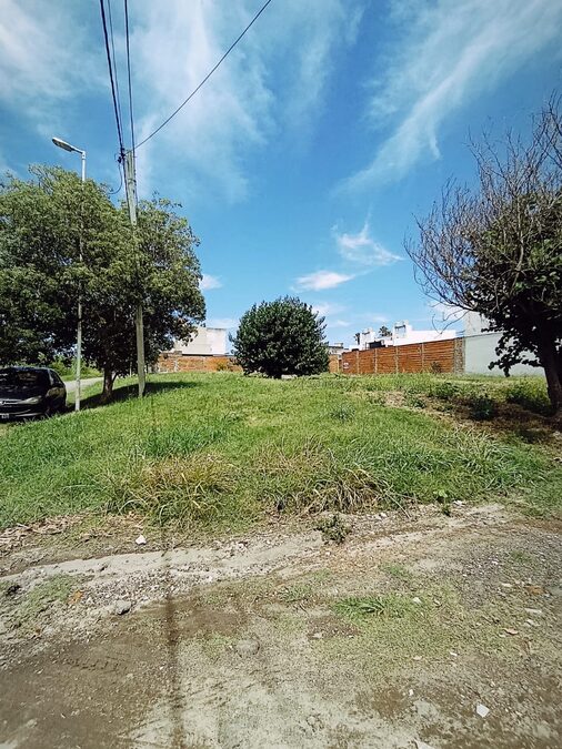 En venta terreno en esquina zona acceso Norte , cercano a Blas Parera