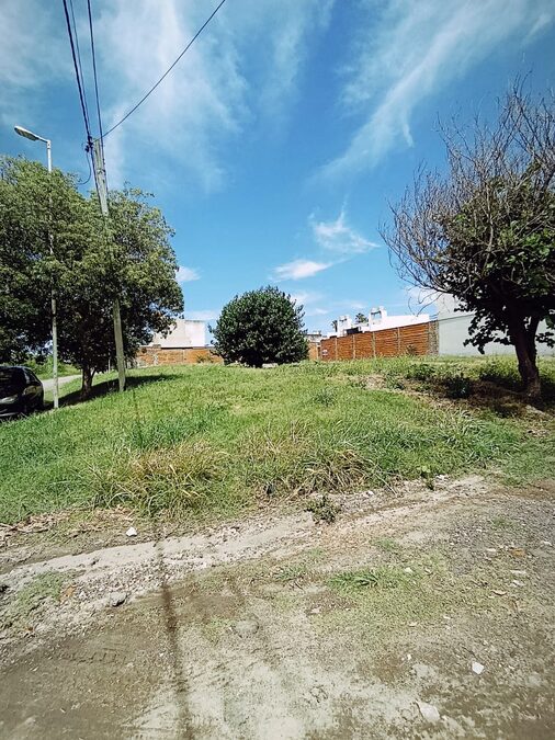 En venta terreno en esquina zona acceso Norte , cercano a Blas Parera