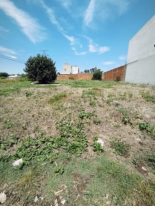 En venta terreno en esquina zona acceso Norte , cercano a Blas Parera