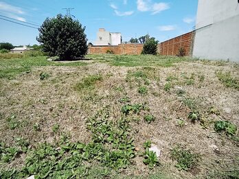 En venta terreno en esquina zona acceso Norte , cercano a Blas Parera