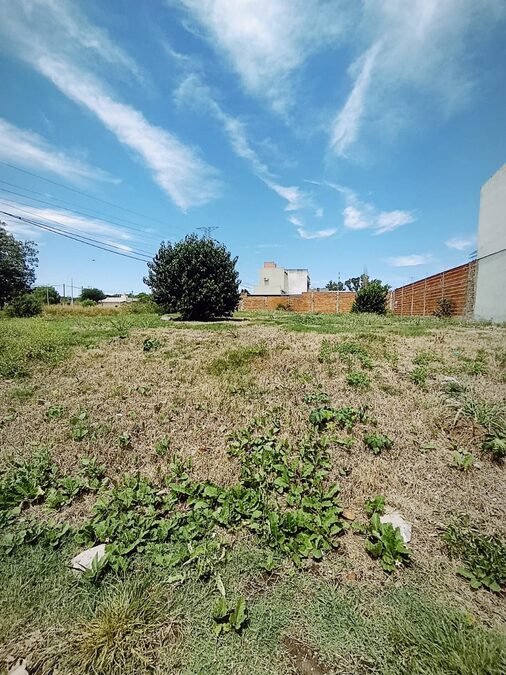 En venta terreno en esquina zona acceso Norte , cercano a Blas Parera