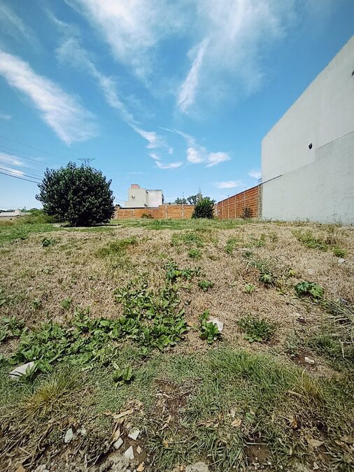 En venta terreno en esquina zona acceso Norte , cercano a Blas Parera