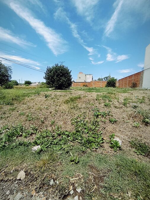 En venta terreno en esquina zona acceso Norte , cercano a Blas Parera