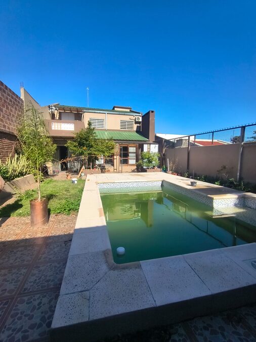 En venta hermosa casa con pileta zona Grella y Alte. Brown