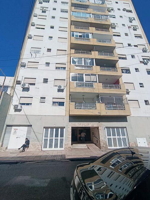 En venta departamento 3 dormitorios amplio, con balcón , contrafrente zona centro Civico