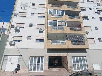En venta departamento 3 dormitorios amplio, con balcón , contrafrente zona centro Civico