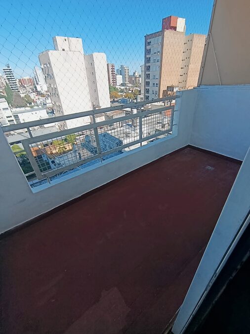 En venta departamento 3 dormitorios amplio, con balcón , contrafrente zona centro Civico