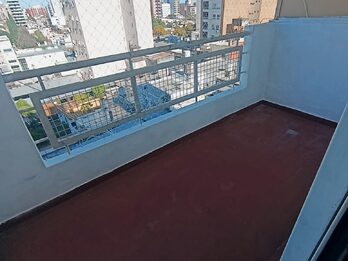 En venta departamento 3 dormitorios amplio, con balcón , contrafrente zona centro Civico