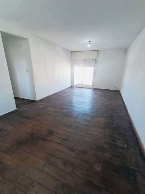 En venta departamento 3 dormitorios amplio, con balcón , contrafrente zona centro Civico