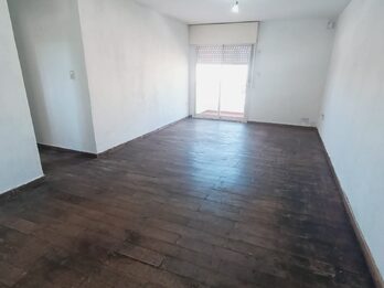 En venta departamento 3 dormitorios amplio, con balcón , contrafrente zona centro Civico