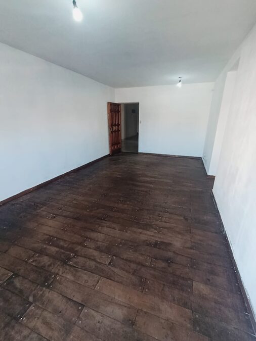 En venta departamento 3 dormitorios amplio, con balcón , contrafrente zona centro Civico