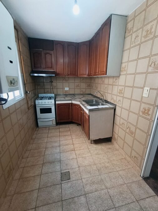 En venta departamento 3 dormitorios amplio, con balcón , contrafrente zona centro Civico