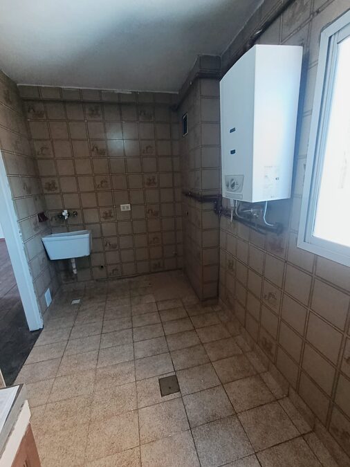 En venta departamento 3 dormitorios amplio, con balcón , contrafrente zona centro Civico