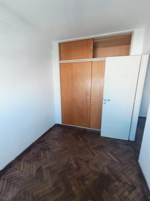En venta departamento 3 dormitorios amplio, con balcón , contrafrente zona centro Civico