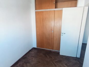 En venta departamento 3 dormitorios amplio, con balcón , contrafrente zona centro Civico