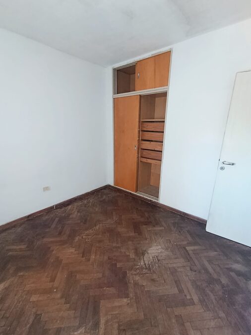 En venta departamento 3 dormitorios amplio, con balcón , contrafrente zona centro Civico