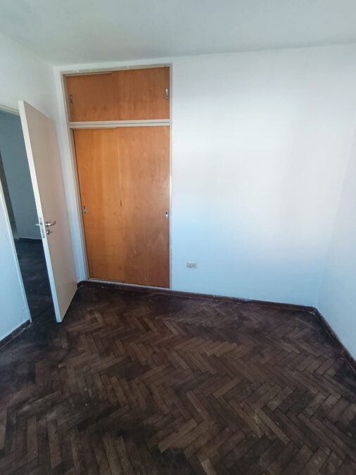 En venta departamento 3 dormitorios amplio, con balcón , contrafrente zona centro Civico