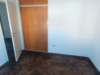 En venta departamento 3 dormitorios amplio, con balcón , contrafrente zona centro Civico