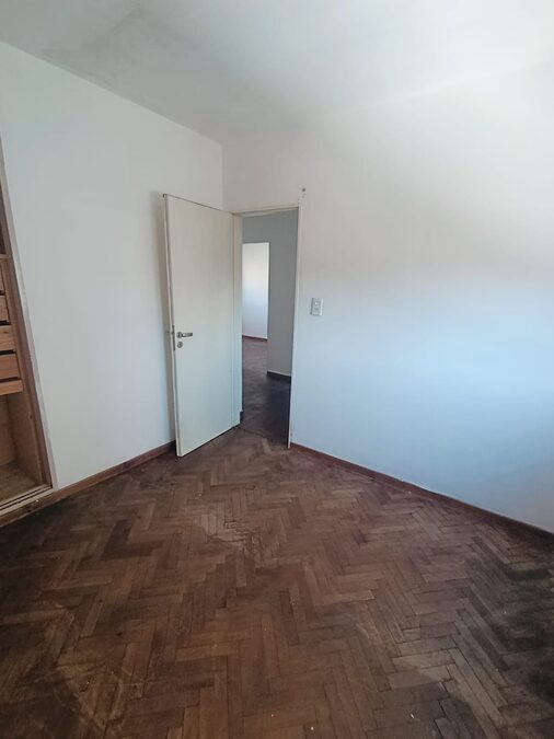 En venta departamento 3 dormitorios amplio, con balcón , contrafrente zona centro Civico