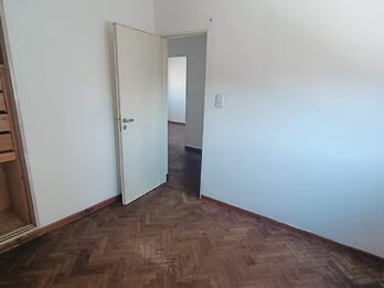 En venta departamento 3 dormitorios amplio, con balcón , contrafrente zona centro Civico