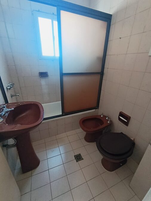 En venta departamento 3 dormitorios amplio, con balcón , contrafrente zona centro Civico