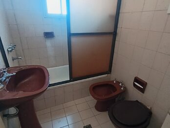 En venta departamento 3 dormitorios amplio, con balcón , contrafrente zona centro Civico