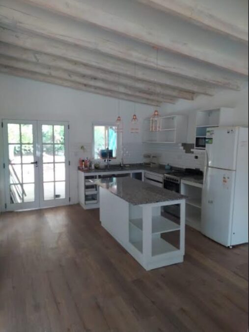 VENTA CASA EN ESQ. ORO VERDE - AMPLIO TERRENO