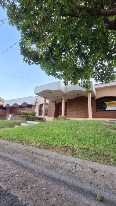 ESPECTACULAR CASA EN VENTA - ZONA SUR DE PARANÁ
