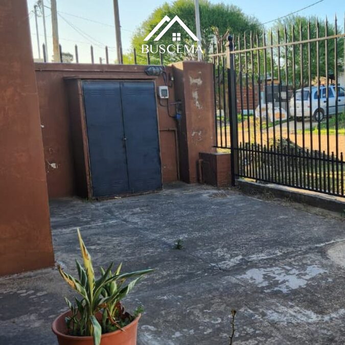 VENTA - Casa 2 Dormitorios en Esquina -  San Benito