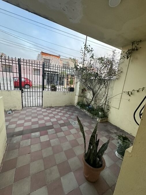 VENTA DE CASA 2 DORMITORIO ZONA BLAS PARERA Y ALMAFUERTE