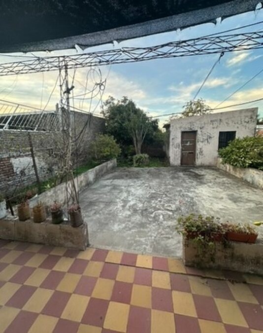 VENTA DE CASA 2 DORMITORIO ZONA BLAS PARERA Y ALMAFUERTE