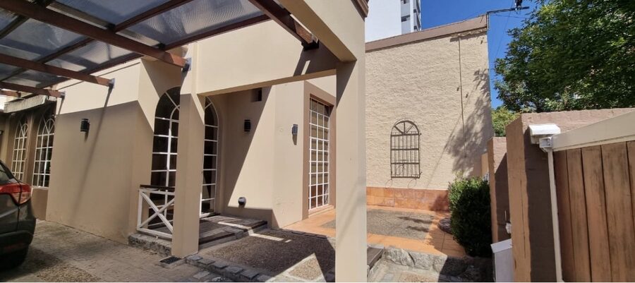 Vendemos excelente casa sobre calle Peron
