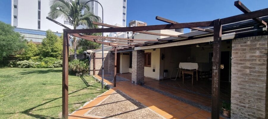 Vendemos excelente casa sobre calle Peron
