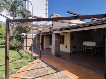 Vendemos excelente casa sobre calle Peron