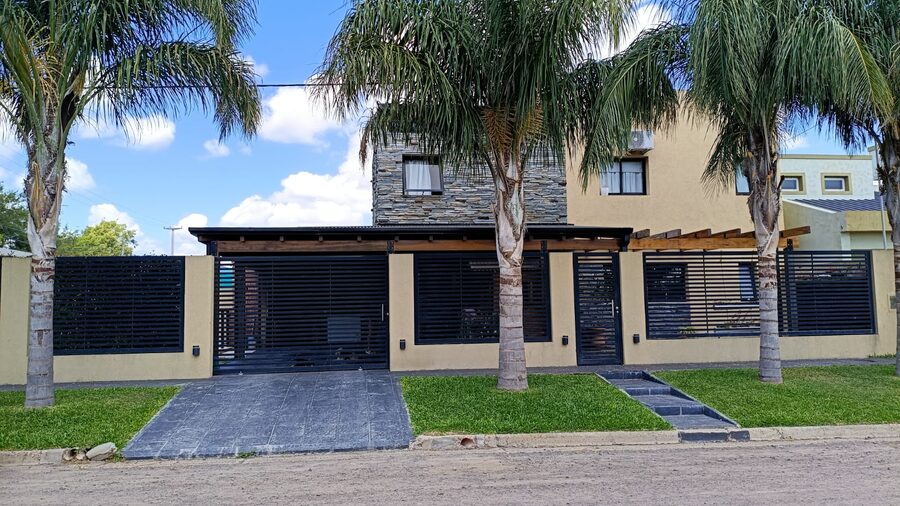 VENTA DE HERMOSA CASA EN VILLA FONTANA