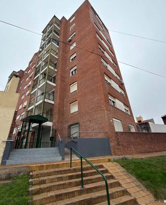 VENDO DEPARTAMENTO 3 DORMITORIOS CON TERRAZA Y COCHERA.