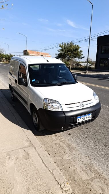 VENDO CITROEN BERLINGO 2022 HDI IMPECABLE - FINANCIO