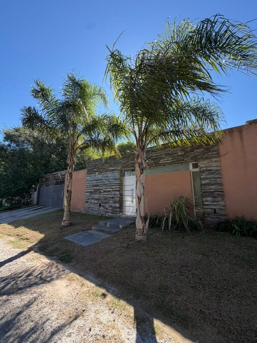 VENDO CASA CON PATIO, PILETA - BARRIO PARACAO