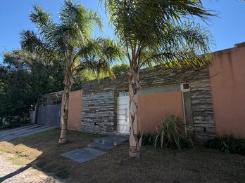 VENDO CASA CON PATIO, PILETA - BARRIO PARACAO