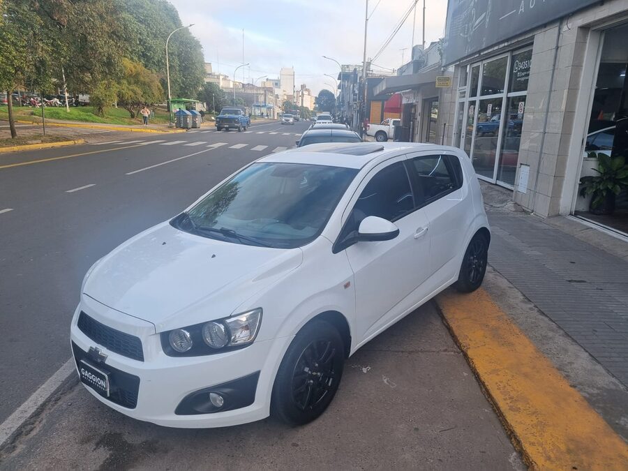 Único Chevrolet Sonic LTZ 5p L/15 MT 2015