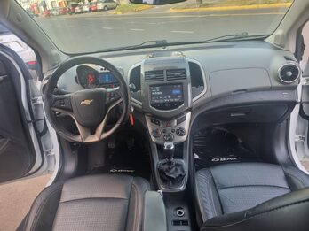 Único Chevrolet Sonic LTZ 5p L/15 MT 2015