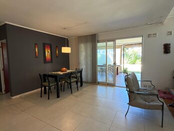 VENDO CASA CON PATIO, PILETA - BARRIO PARACAO