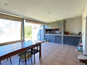 VENDO CASA CON PATIO, PILETA - BARRIO PARACAO