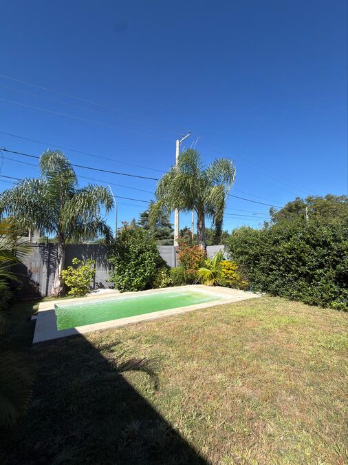 VENDO CASA CON PATIO, PILETA - BARRIO PARACAO