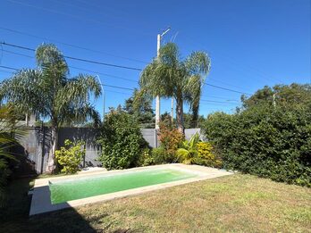 VENDO CASA CON PATIO, PILETA - BARRIO PARACAO