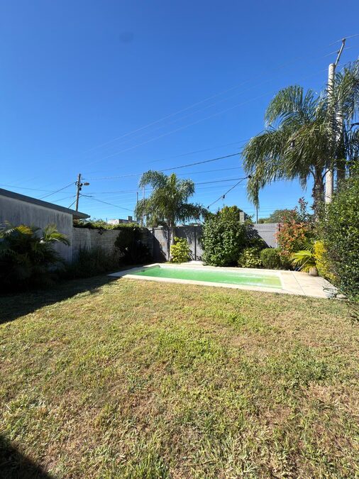 VENDO CASA CON PATIO, PILETA - BARRIO PARACAO