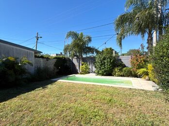 VENDO CASA CON PATIO, PILETA - BARRIO PARACAO