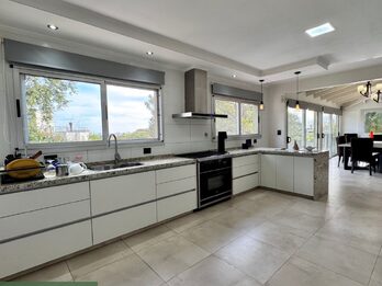 🏡 Casa 4 dorm | Piscina | 1.033 m² – Zona La Toma
