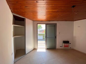 Vendo en Casacuberta y R.Dario, vivienda en planta alta de 2/dorm. y local en planta baja, alquilados